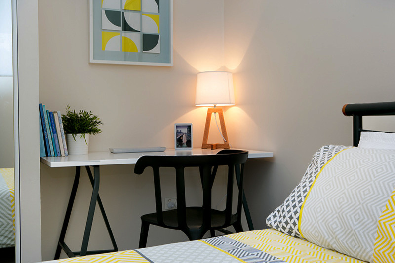 Modelo de dormitorio tipo loft minimalista de tamaño medio con paredes grises y moqueta