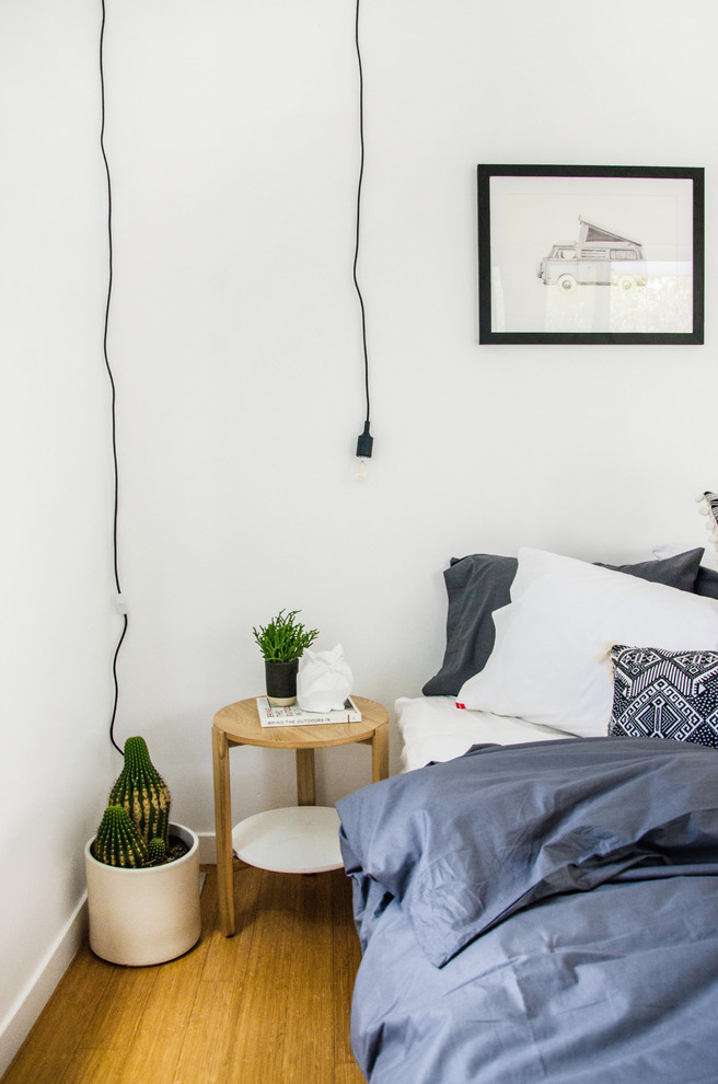На фото: хозяйская спальня среднего размера в стиле фьюжн с белыми стенами и светлым паркетным полом без камина