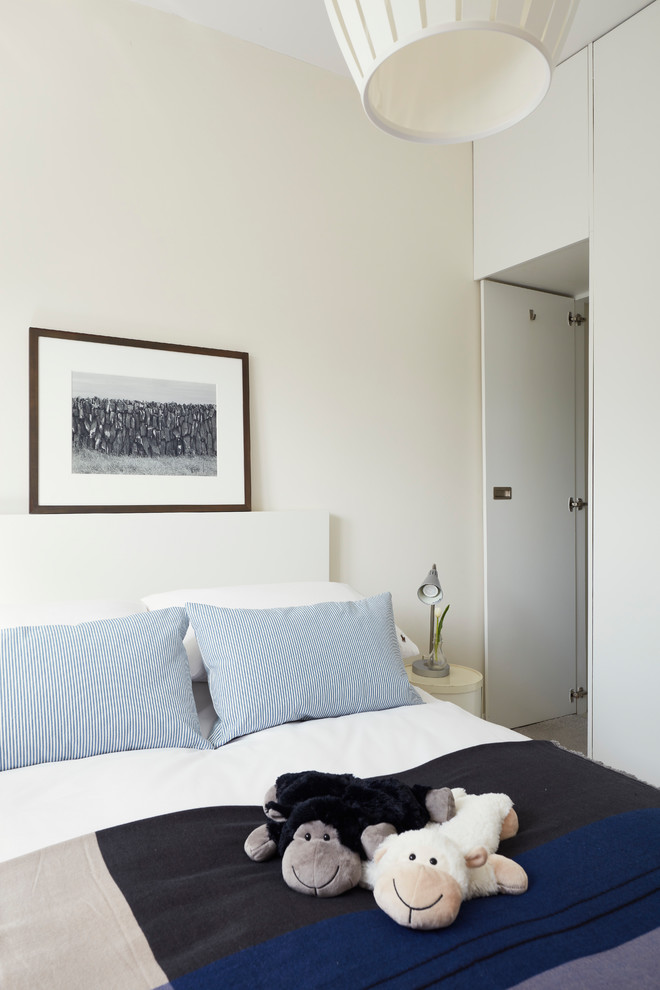 Cette image montre une petite chambre parentale nordique avec un mur blanc, un sol en vinyl et un sol blanc.