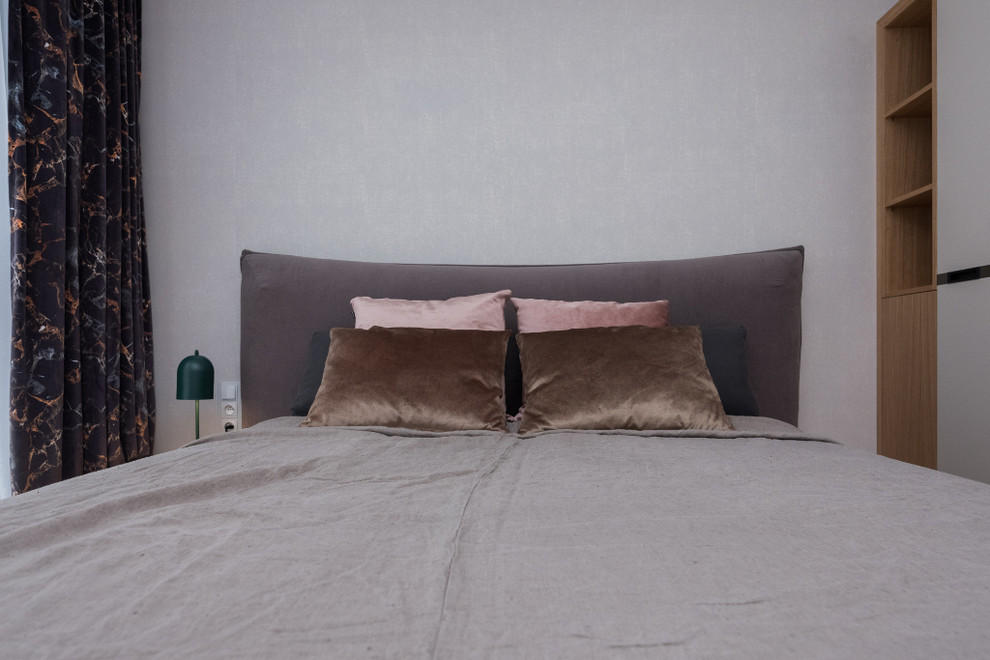 Modelo de dormitorio principal bohemio pequeño con paredes beige, suelo de madera en tonos medios y suelo marrón
