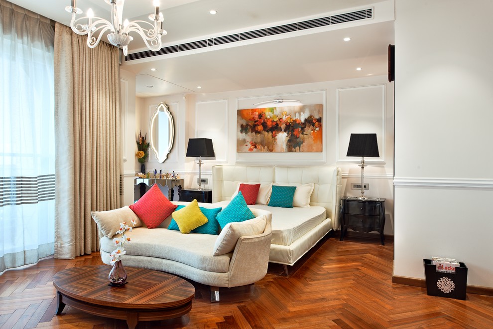 Modernes Hauptschlafzimmer mit beiger Wandfarbe, braunem Holzboden und braunem Boden in Delhi