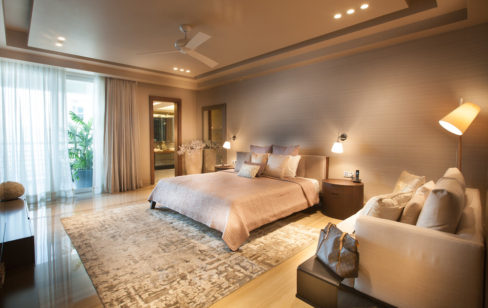 Großes Modernes Schlafzimmer mit beiger Wandfarbe in Delhi