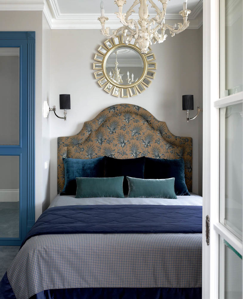 На фото: маленькая хозяйская спальня в классическом стиле с серыми стенами, ковровым покрытием и кроватью в нише для на участке и в саду с