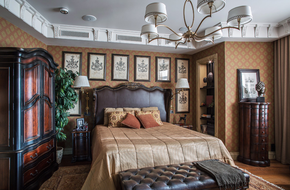 Идея дизайна: спальня: освещение в классическом стиле с коричневыми стенами, паркетным полом среднего тона и коричневым полом