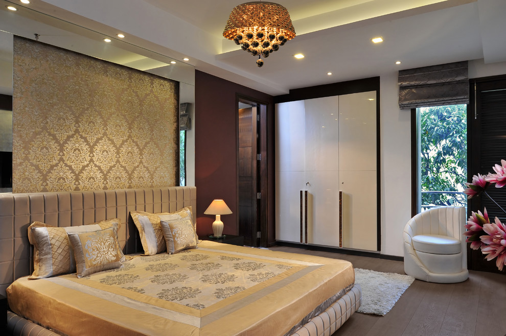 デリーにあるコンテンポラリースタイルのおしゃれな主寝室 (白い壁、無垢フローリング、茶色い床)