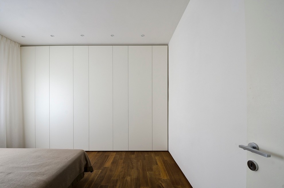 Idee per una camera matrimoniale contemporanea di medie dimensioni con pareti bianche, pavimento in legno massello medio e nessun camino
