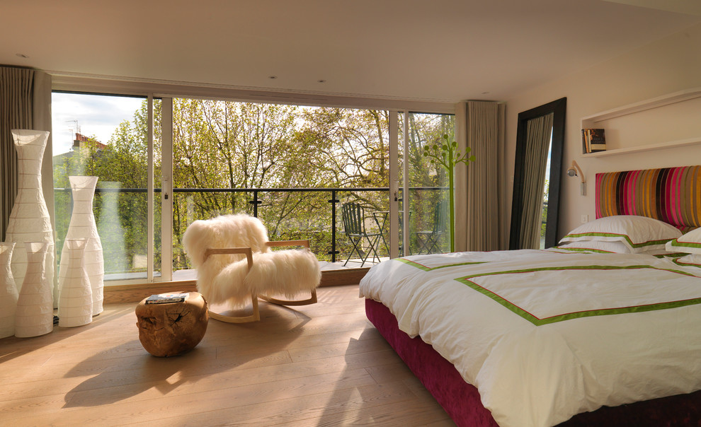 Mittelgroßes Modernes Hauptschlafzimmer ohne Kamin mit weißer Wandfarbe und hellem Holzboden in London