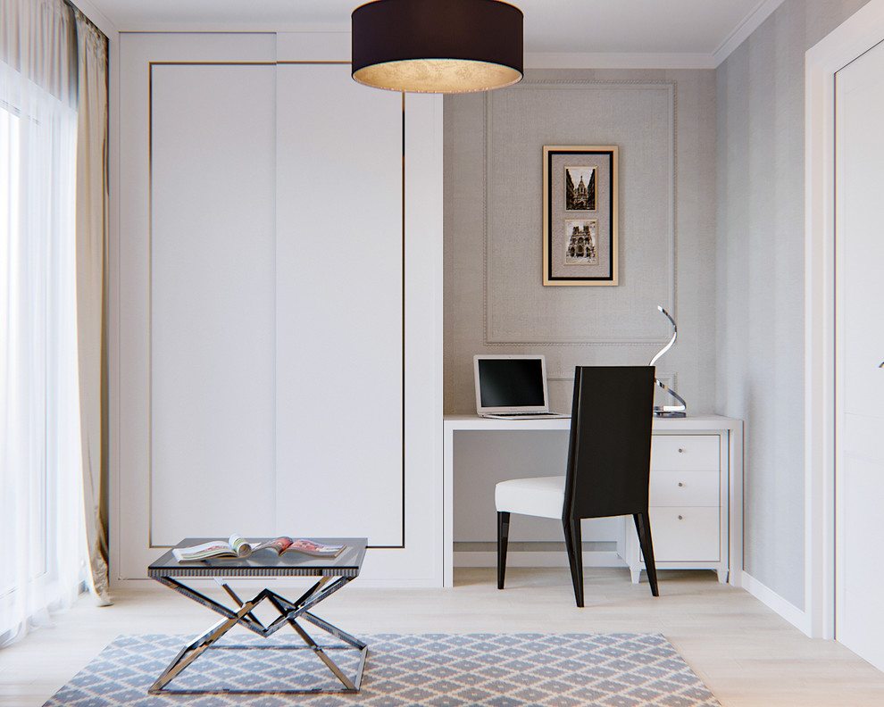 Imagen de habitación de invitados moderna pequeña sin chimenea con paredes beige, suelo de madera clara y suelo beige