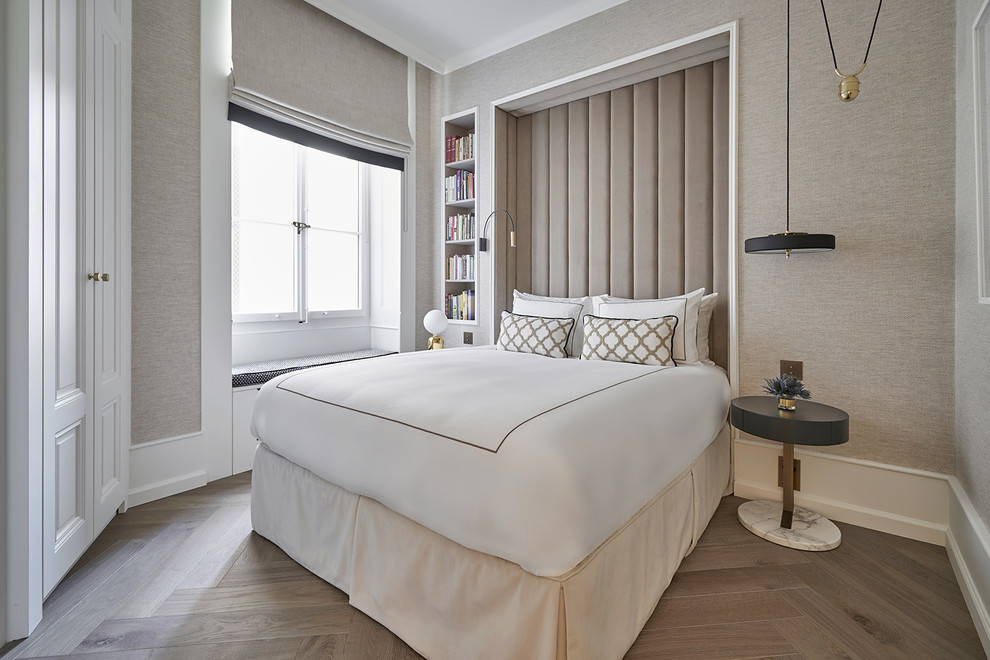 Immagine di una camera degli ospiti design di medie dimensioni con pavimento in legno massello medio, pareti grigie e pavimento marrone