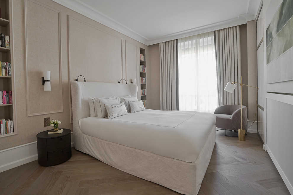 Ejemplo de dormitorio principal contemporáneo de tamaño medio con paredes beige, suelo de madera en tonos medios y suelo marrón