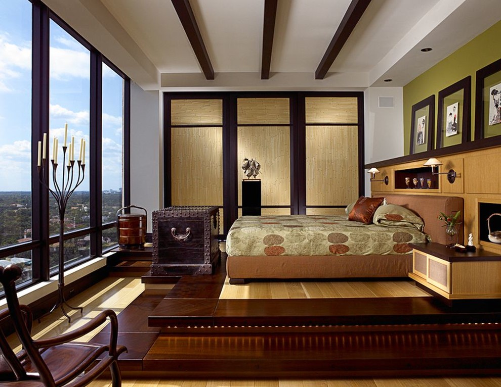 Ejemplo de dormitorio principal ecléctico grande con paredes blancas, suelo de madera clara y suelo beige