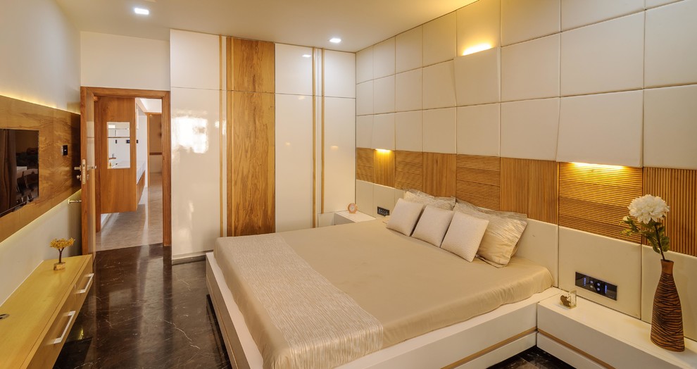 アフマダーバードにあるコンテンポラリースタイルのおしゃれな寝室のレイアウト