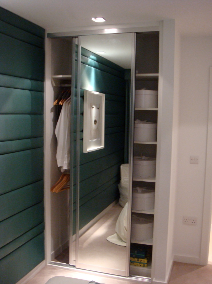 Mittelgroßes Modernes Schlafzimmer mit grüner Wandfarbe, Teppichboden und beigem Boden in London