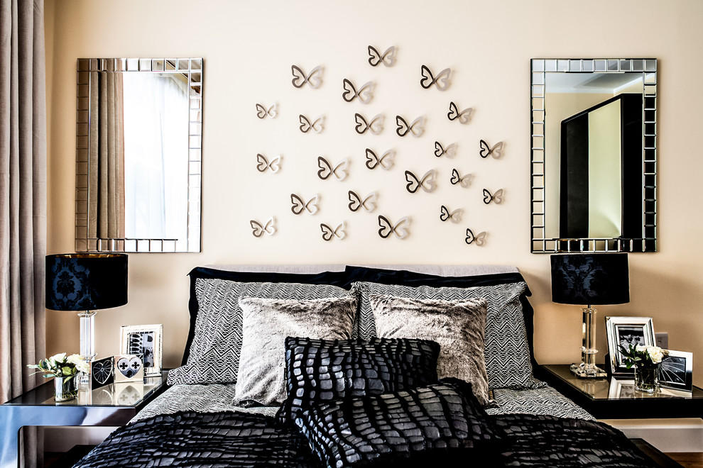 Idée de décoration pour une petite chambre minimaliste avec un sol en bois brun et un mur beige.