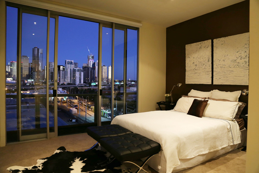 Mittelgroßes Modernes Hauptschlafzimmer mit brauner Wandfarbe in Melbourne