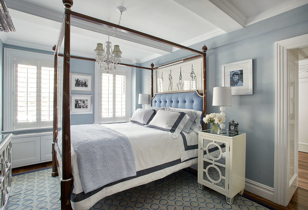 Imagen de dormitorio clásico con paredes azules, suelo de madera oscura y suelo azul