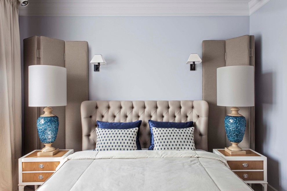 На фото: хозяйская спальня в стиле неоклассика (современная классика) с синими стенами