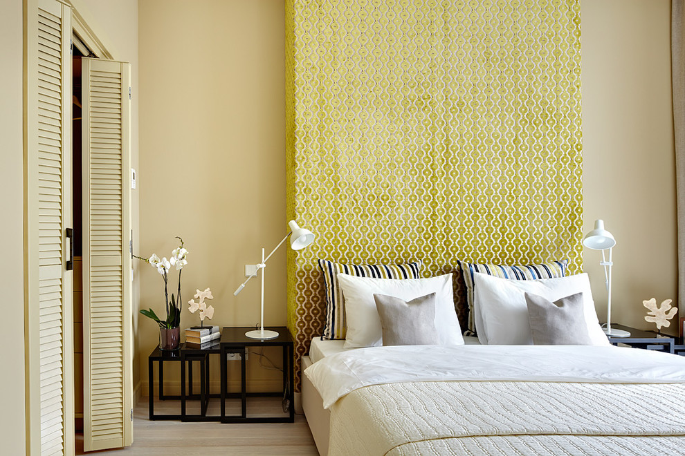 Idées déco pour une chambre parentale contemporaine avec un mur beige, parquet clair et un sol beige.