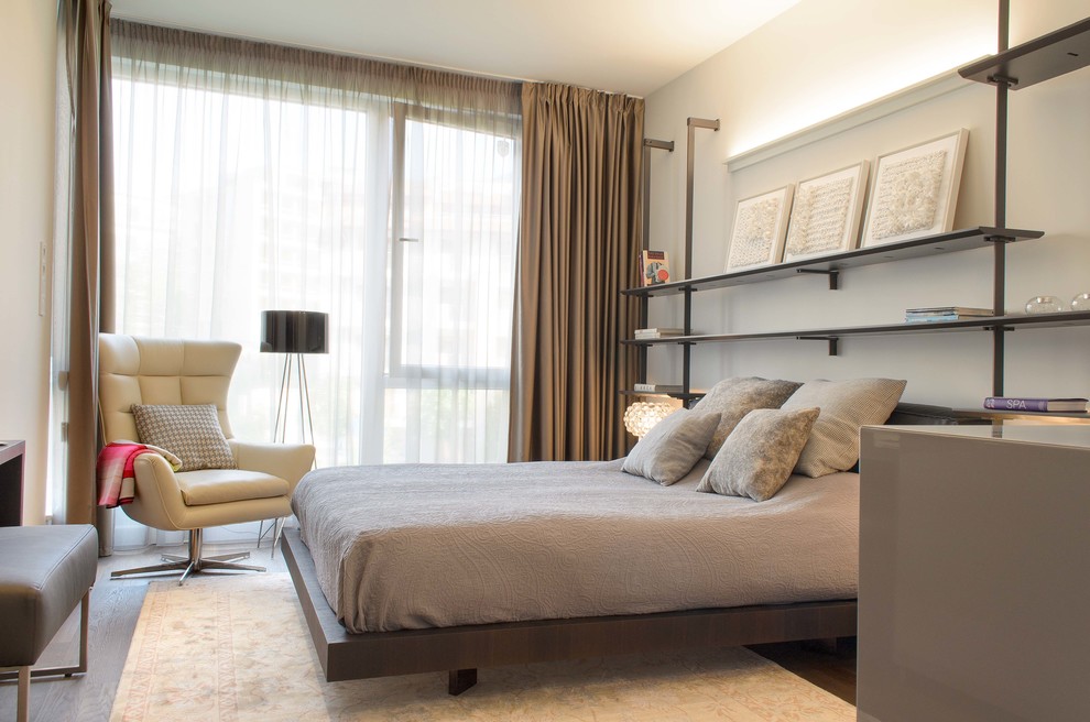 Ispirazione per una camera da letto contemporanea di medie dimensioni con pareti beige, parquet scuro e pavimento marrone