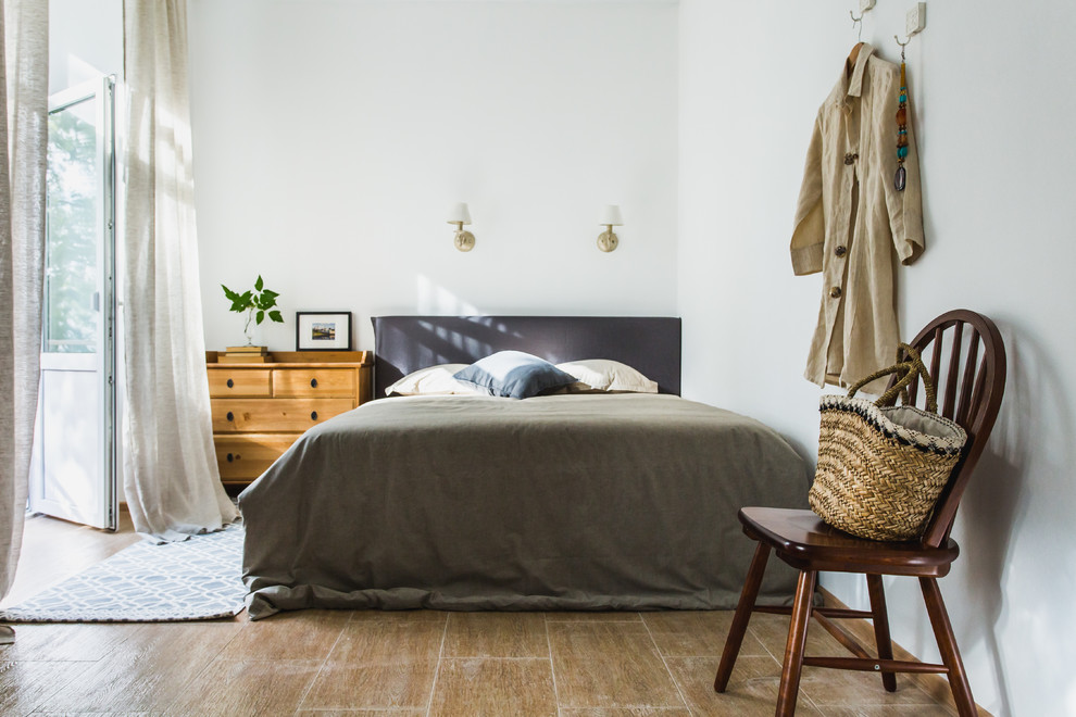 На фото: спальня в скандинавском стиле с кроватью в нише с