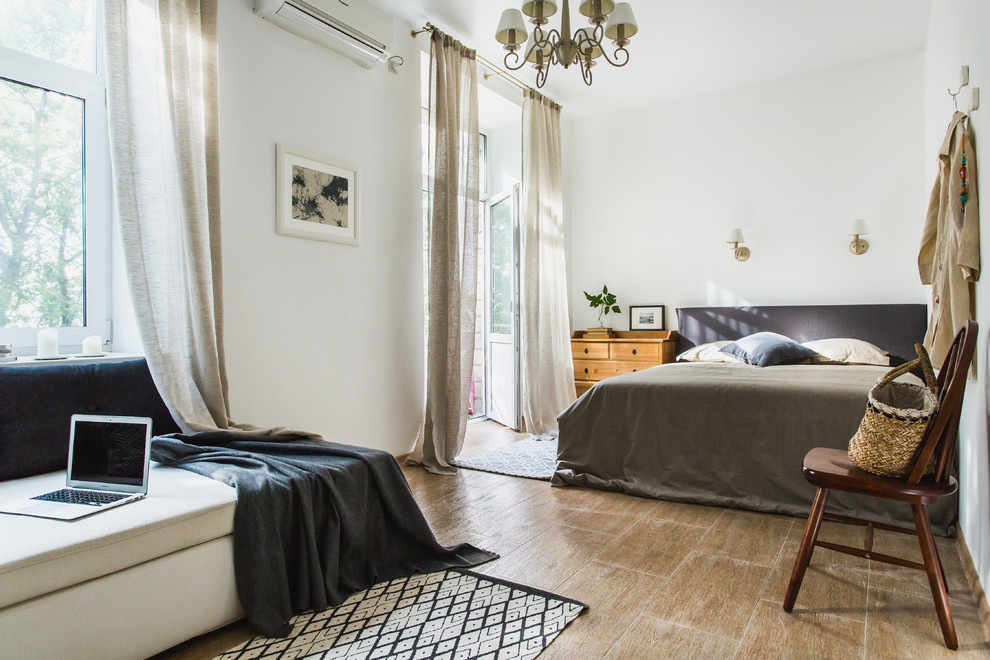 Foto de dormitorio principal escandinavo con paredes blancas