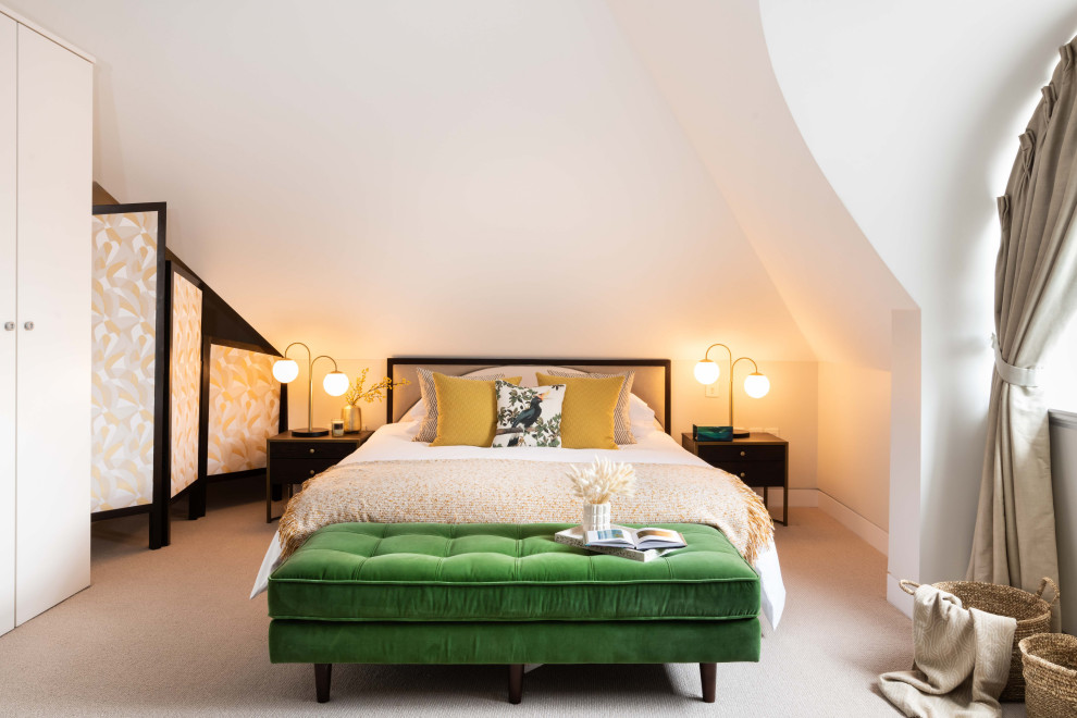 Ispirazione per una camera da letto minimal con pareti bianche, moquette e pavimento beige