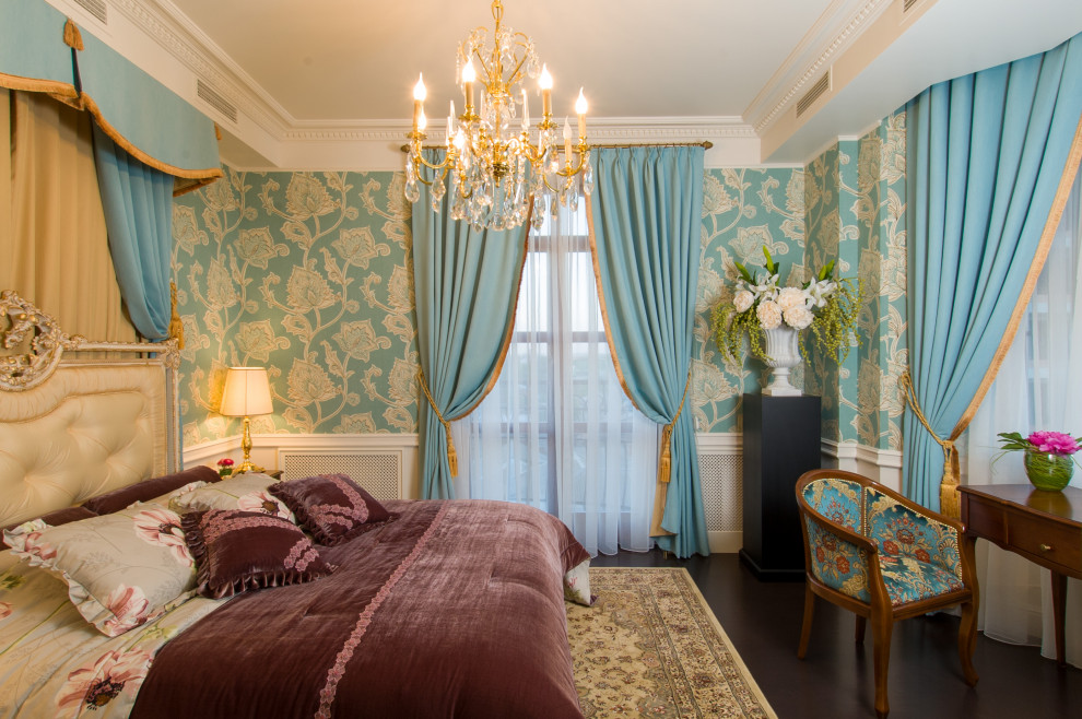 Источник вдохновения для домашнего уюта: хозяйская спальня среднего размера в классическом стиле с синими стенами, темным паркетным полом, коричневым полом, многоуровневым потолком и обоями на стенах
