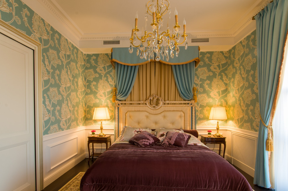 Стильный дизайн: хозяйская спальня среднего размера в классическом стиле с синими стенами, темным паркетным полом, коричневым полом, многоуровневым потолком и обоями на стенах - последний тренд