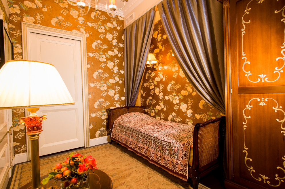 Свежая идея для дизайна: маленькая гостевая спальня (комната для гостей) в классическом стиле с темным паркетным полом, коричневым полом, многоуровневым потолком и обоями на стенах для на участке и в саду - отличное фото интерьера