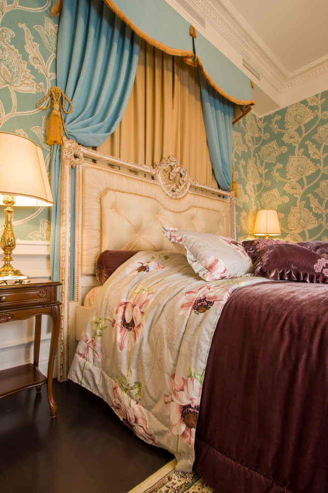 Пример оригинального дизайна: хозяйская спальня среднего размера в классическом стиле с синими стенами, темным паркетным полом, коричневым полом, многоуровневым потолком и обоями на стенах