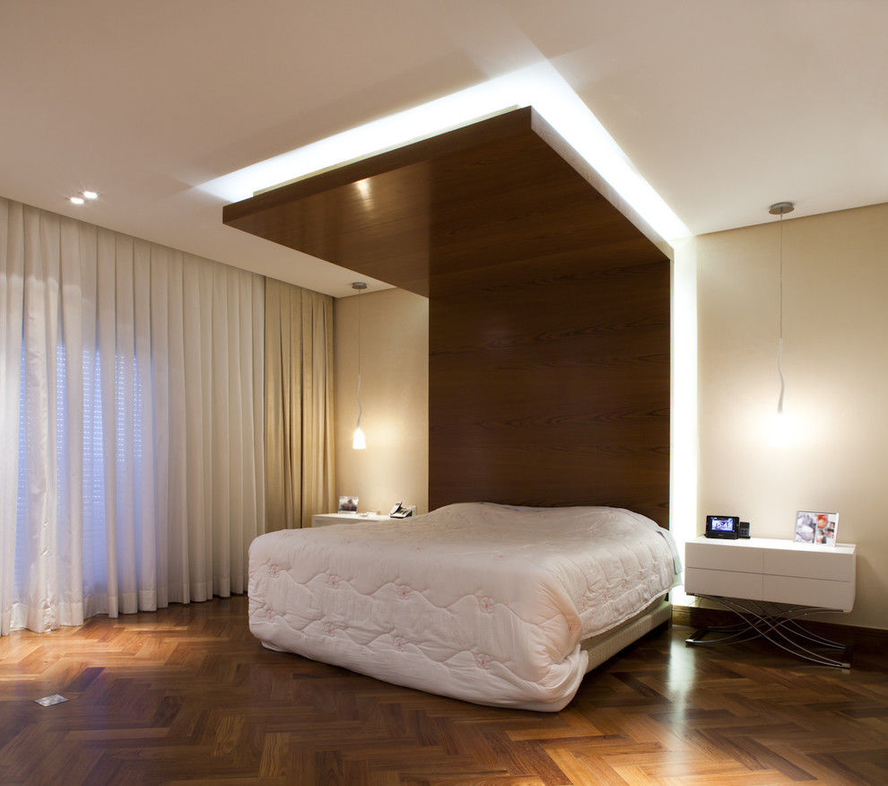 Свежая идея для дизайна: спальня в современном стиле с бежевыми стенами и паркетным полом среднего тона - отличное фото интерьера