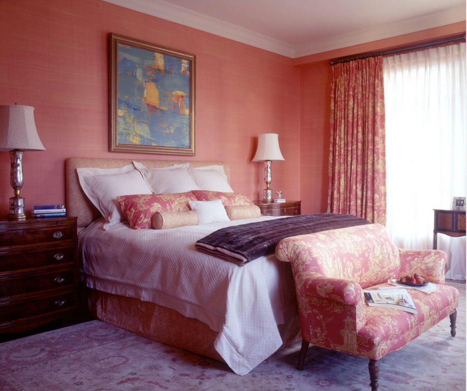 Diseño de dormitorio principal clásico grande con parades naranjas y suelo de madera en tonos medios
