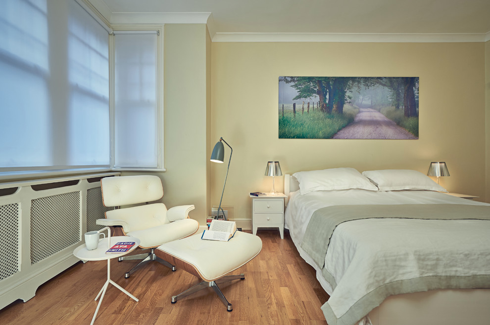 Пример оригинального дизайна: спальня среднего размера в стиле неоклассика (современная классика) с белыми стенами и паркетным полом среднего тона без камина