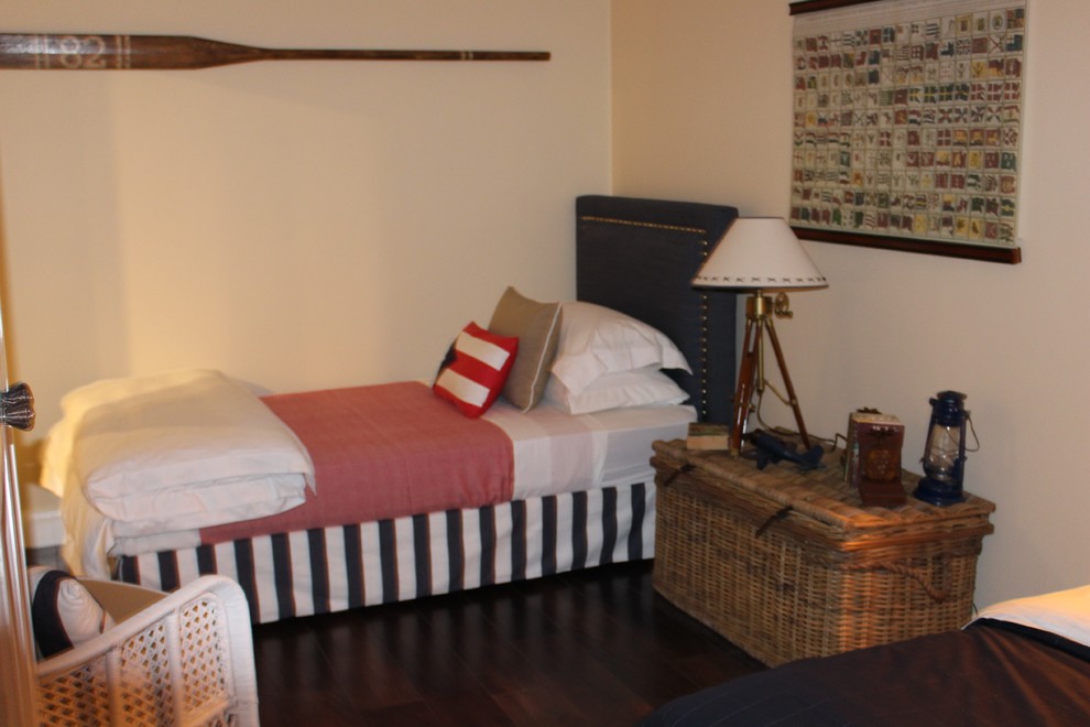 Exemple d'une petite chambre bord de mer avec un mur blanc, parquet foncé, aucune cheminée et un sol marron.