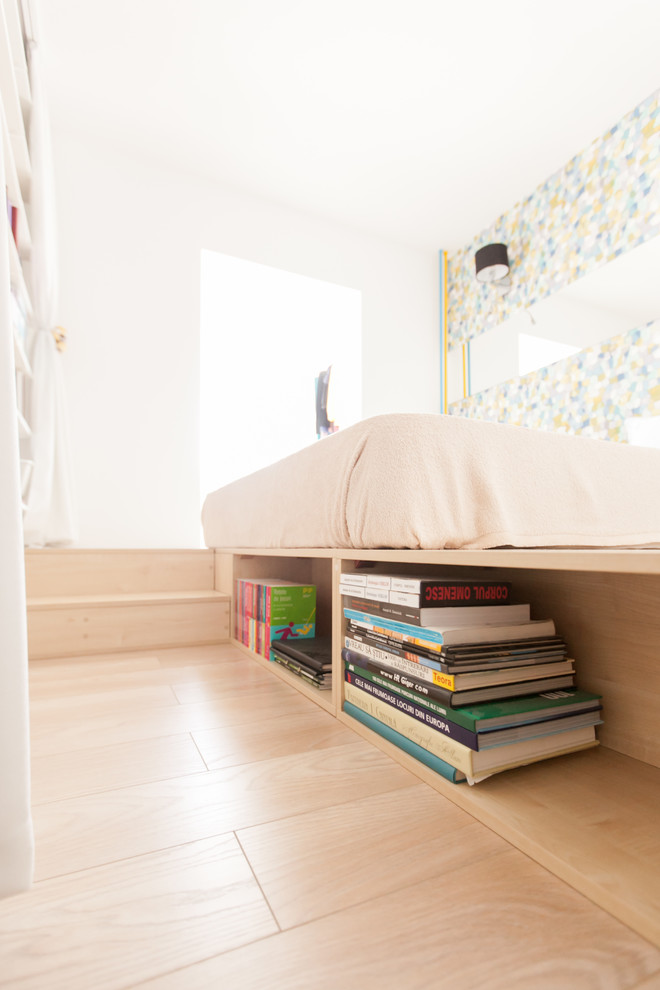 Imagen de dormitorio principal contemporáneo pequeño sin chimenea con paredes blancas y suelo de madera clara