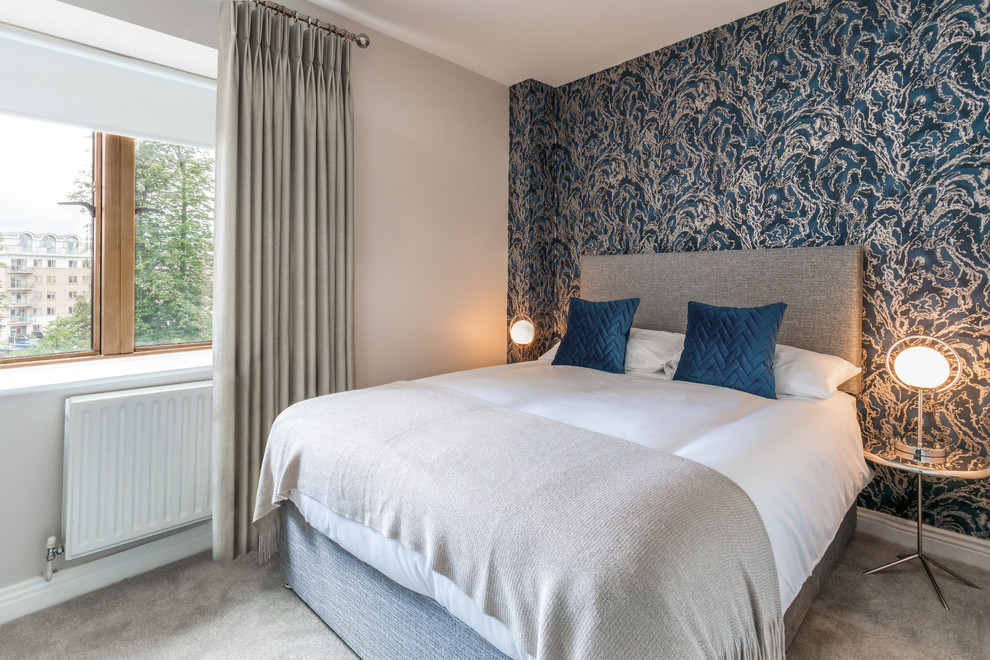 Kleines Modernes Hauptschlafzimmer mit blauer Wandfarbe, Teppichboden und grauem Boden in Dublin