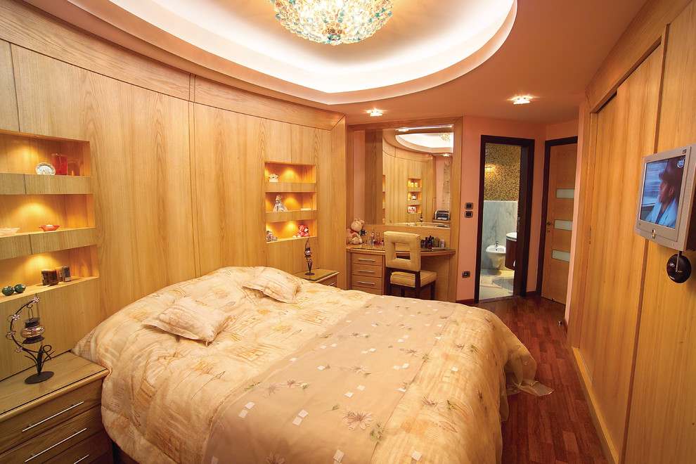 ニューヨークにある中くらいなコンテンポラリースタイルのおしゃれな客用寝室 (茶色い壁、濃色無垢フローリング、暖炉なし、茶色い床) のインテリア