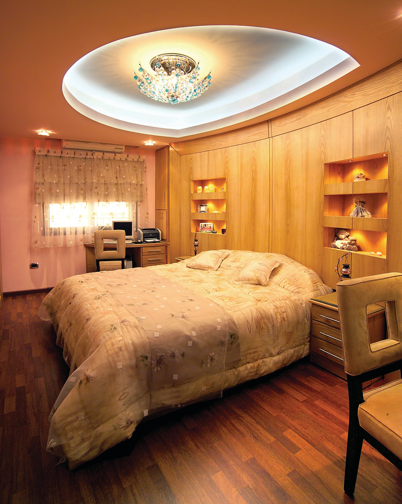 Imagen de habitación de invitados contemporánea de tamaño medio sin chimenea con paredes marrones, suelo de madera oscura y suelo marrón