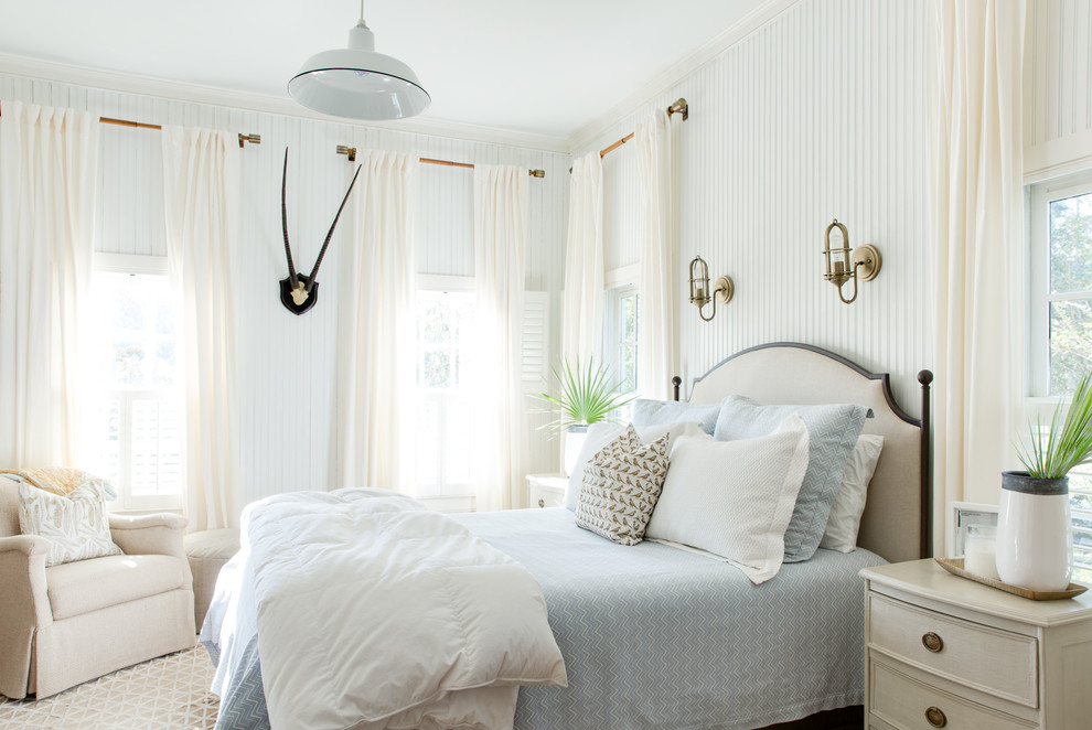 Immagine di una camera da letto classica con pareti bianche e moquette