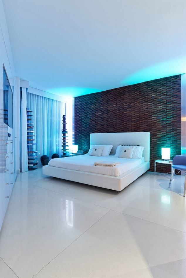 На фото: большая хозяйская спальня в современном стиле с белыми стенами, бетонным полом и белым полом с