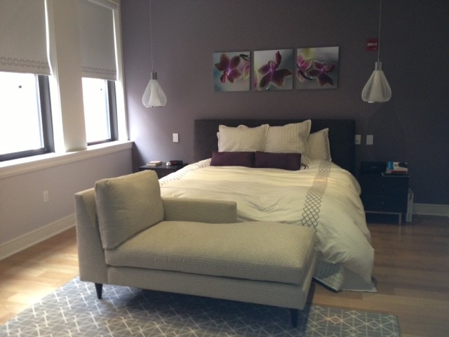 Стильный дизайн: хозяйская спальня среднего размера в стиле модернизм с фиолетовыми стенами и светлым паркетным полом - последний тренд