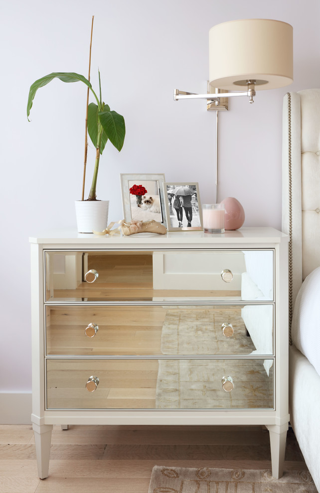 Foto de dormitorio principal clásico renovado de tamaño medio sin chimenea con paredes rosas, suelo de madera clara y suelo beige