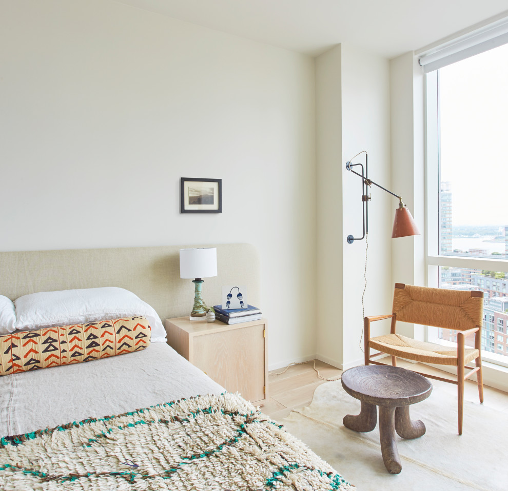 Modernes Schlafzimmer mit hellem Holzboden und weißer Wandfarbe in New York