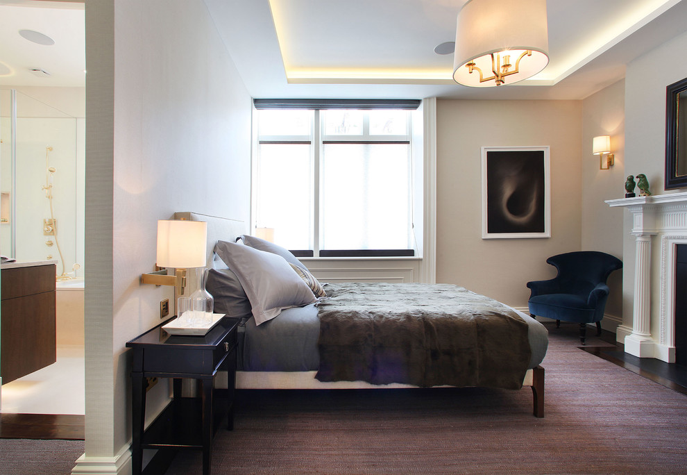 Imagen de dormitorio principal clásico de tamaño medio con paredes beige, moqueta, todas las chimeneas, marco de chimenea de yeso, suelo rojo, casetón y papel pintado