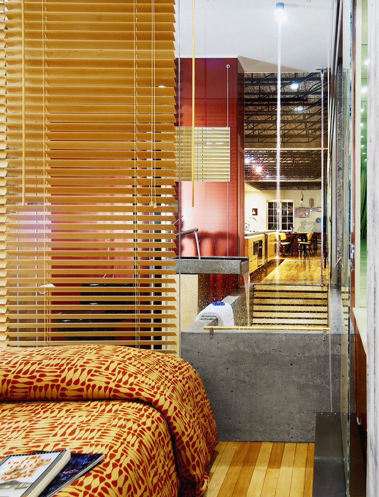Modernes Schlafzimmer mit roter Wandfarbe und braunem Holzboden in Ottawa