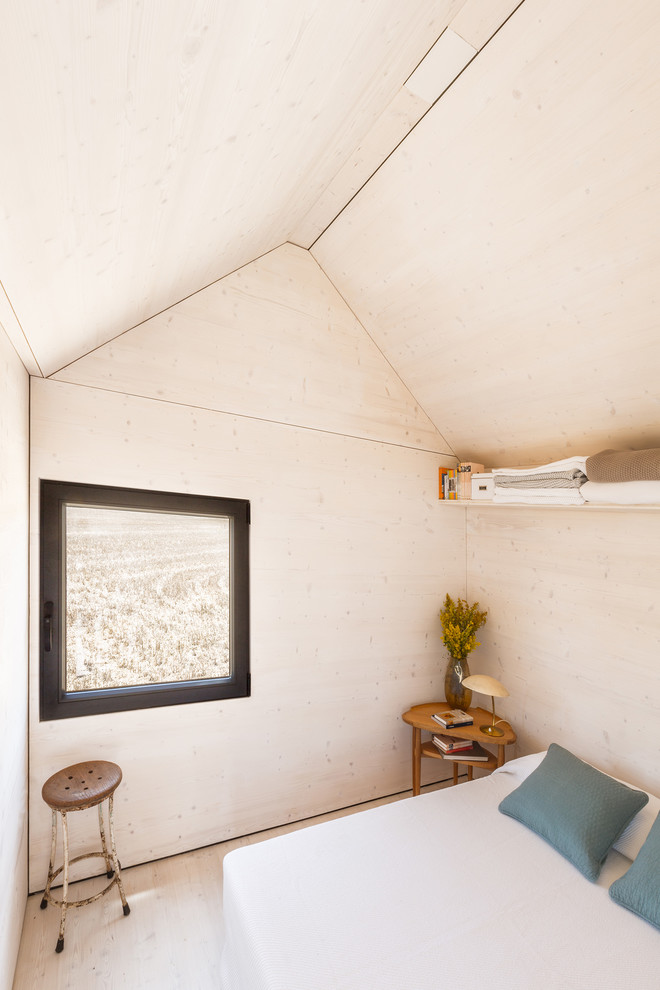 Minimalist bedroom photo in Madrid