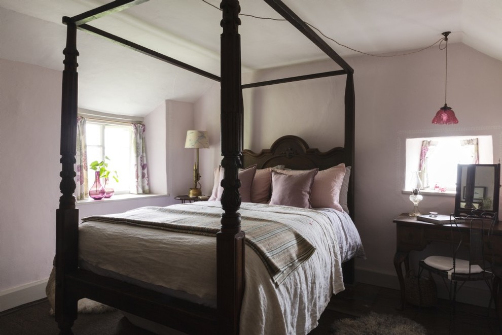 Idee per una piccola camera da letto country con pareti rosa, nessun camino e pavimento marrone