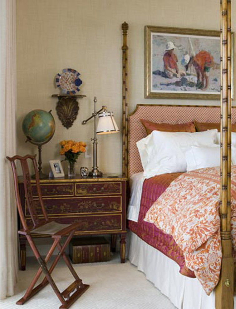 マイアミにある広いアジアンスタイルのおしゃれな客用寝室 (ベージュの壁、カーペット敷き、ベージュの床) のインテリア