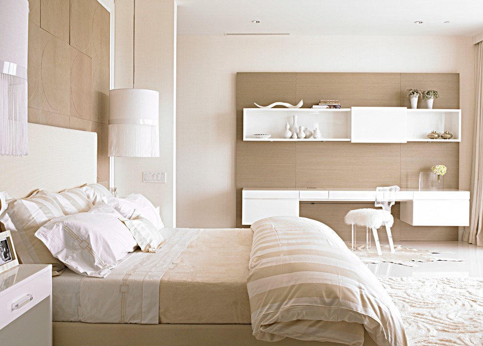 Пример оригинального дизайна: спальня в современном стиле с белыми стенами