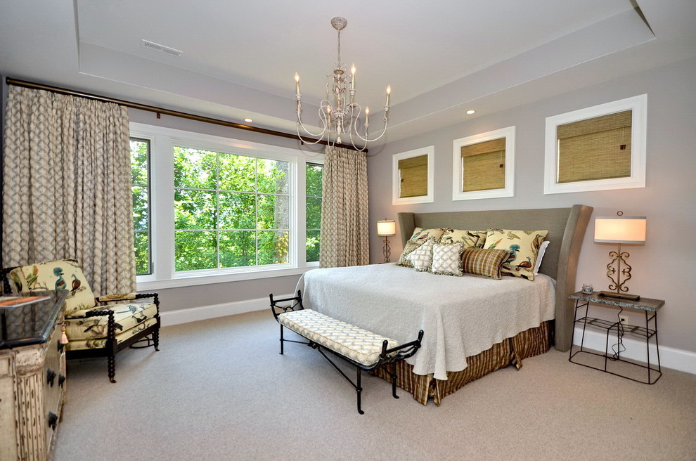 Пример оригинального дизайна: хозяйская спальня в классическом стиле с серыми стенами и ковровым покрытием